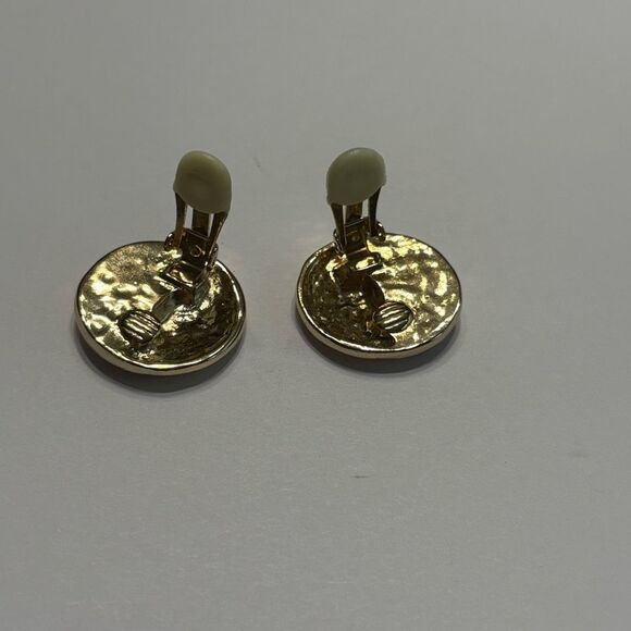 Vintage Women’s Gold Tone and Ivory Split Stud Clip on Earrings Costume Jewlery - Picture 5 of 6